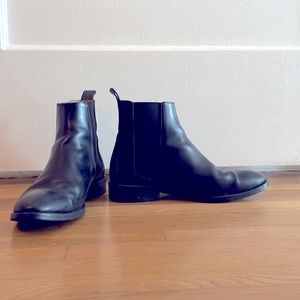 Everlane chelsea boots, black leather